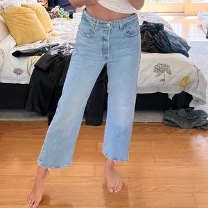 LIKE NEW size 30 Levi denim. So cute, amazing fit, comfy, high rise